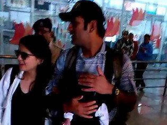 आखिरकार कैमरे में कैद हो ही गईं धोनी की बिटिया Mahendra Singh Dhoni_