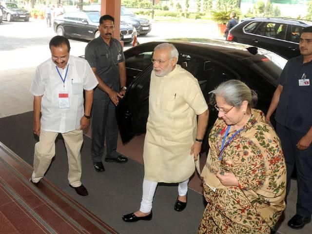 जजों के सम्मेलन में पीएम मोदी ने उठाया सवाल, पूछा-कहीं फाइव स्टार एक्टिविस्ट तो न्यायपालिका को चला नहीं रहे हैं? PM Narendra Modi Innaugrates Joint Congrence of Chief Ministers and Chief Justices of High Court.
