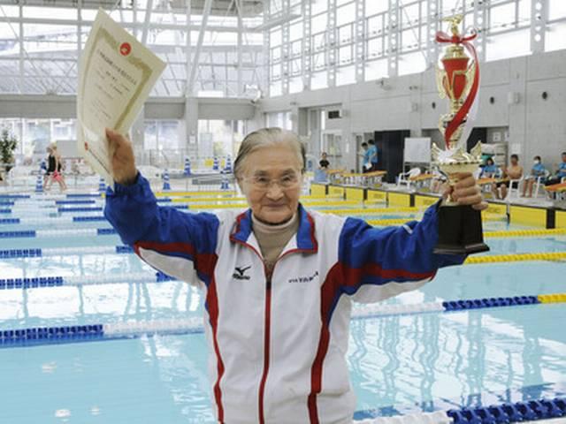 जापान की 100 साल की तैराक के नाम 24 विश्व रिकॉर्ड Meet Japan’s Oldest Swimmer: 100-Year-Old Woman Who Swam 1,500 Metres in About an Hour