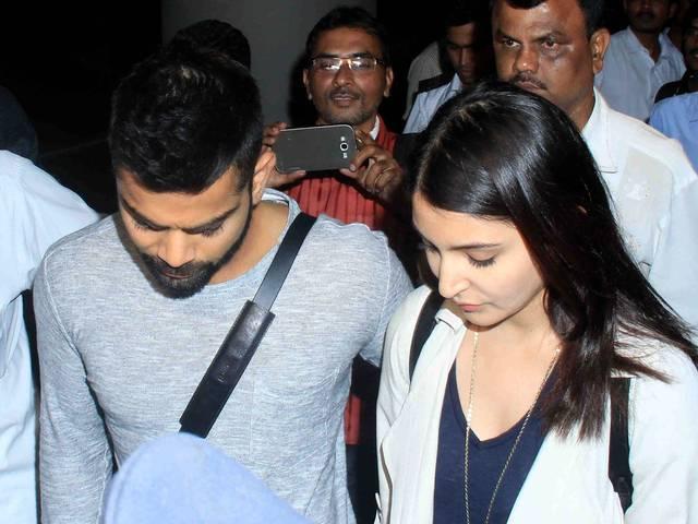 ..तो शिरडी में विराट ने मां को अनुष्का से मिलवाया! VIRAT-ANUSHKA VISIT SHIRDI!