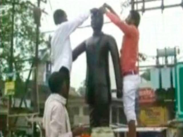 दलित नेता मांझी ने लोहिया की मूर्ति पर चढाई माला तो पवित्र करने के लिए इन लोगों ने कराया मूर्ति को स्नान cleaning of Lohia statue after Manjhi’s Supaul visit