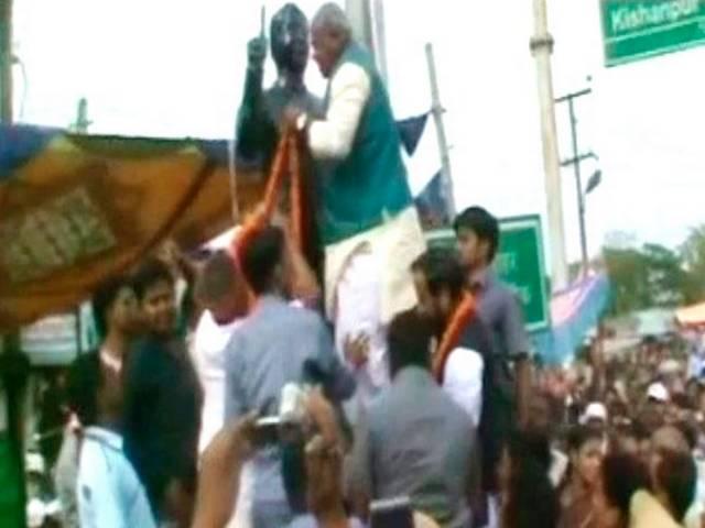 लोहिया की प्रतिमा और मांझी विवाद में चार के खिलाफ मुकदमा दर्ज, एक गिरफ्तार manjhi_lohia_idol