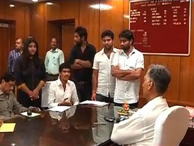 राजस्थान यूनिवर्सिटी में बीकॉम का पेपर व्हाट्सएप पर वायरल, परीक्षा रद्द Rajasthan varsity paper leaked on WhatsApp, exam canceled