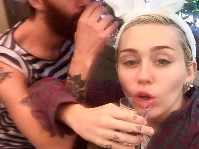 ईस्टर के मौके पर माइली बनी ईस्टर बन्नी Miley Cyrus dresses up as Easter bunny