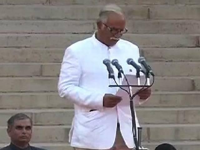 एविएशन मिनिस्टर खुद कहते हैं, 'हां मैं फ्लाइट में माचिस लेकर चलता हूं' Flight_Ashok Gajapathi Raju _