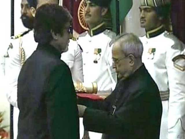 महानायक अमिताभ बच्चन पद्म विभूषण से सम्मानित Amitabh Bachchan Receives His Padma Vibhushan; Family Attends Ceremony