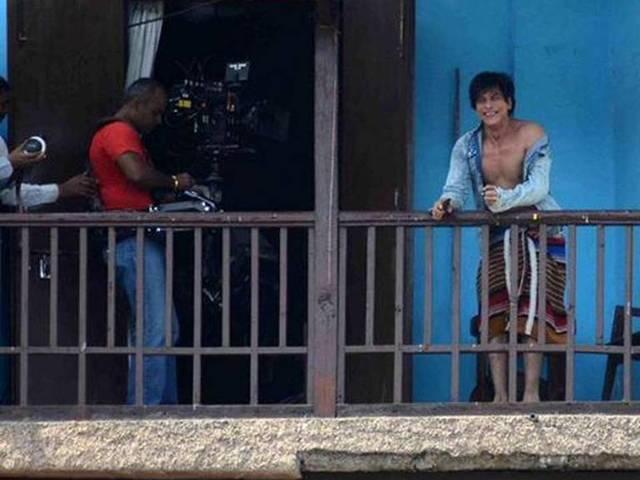 SPOTTED: मुंबई की चॉल में तौलिया बाँधे नजर आए शाहरुख खान shahrukh_during_fan_shooting