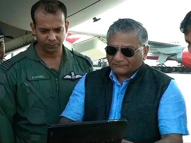 मोदी सरकार ने गाली देने वाले मंत्री को मंत्रिमंडल में क्यों बना रखा है? VK Singh calls media ‘presstitutes’