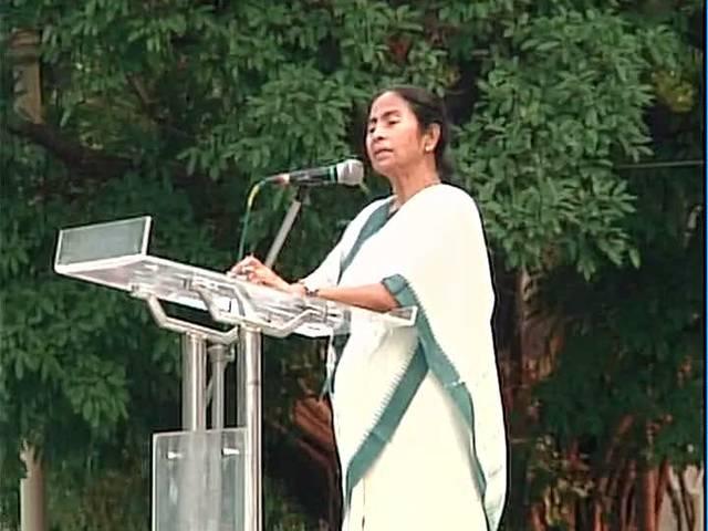 ममता ने भूमि अध्यादेश पर मोदी सरकार की आलोचना की, सड़कों पर विरोध प्रदर्शन में लिया हिस्सा mamata_critisize_modi_sarkar