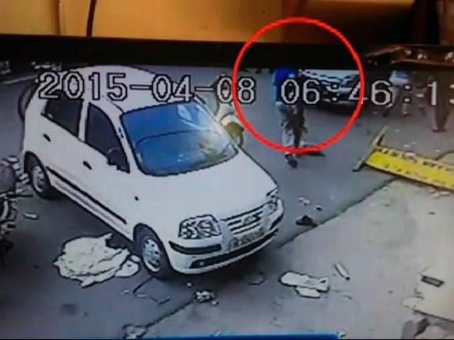 ये वीडियो विचलित कर सकता है! कार ने 40 साल के शख्स को कुचला CCTV video and hit and run case