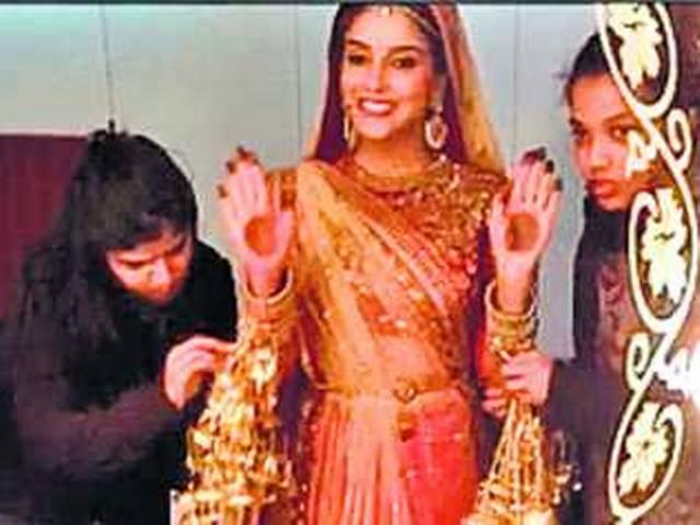 सोशल मीडिया पर वायरल हुई असिन की 'शादी' की तस्वीरें! asin_bride_alliswell