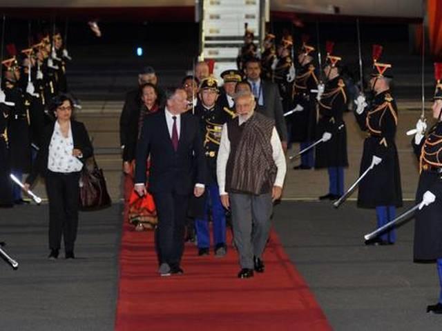 फ्रांस के साथ लड़ाकू विमान, परमाणु ऊर्जा पर अहम समझौतों की उम्मीद PM Modi arrives in Paris