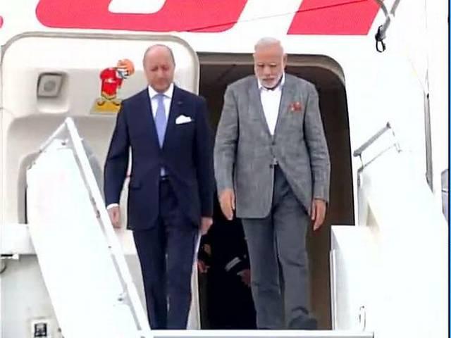 फ्रांस दौरा: तूलूज में पीएम ने किया एयरबस फैक्ट्री का दौरा FRANCE VISIT: MODI VISIT AT AIR BUS FACTORY