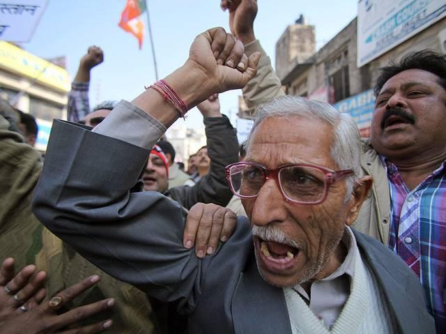 बेमौसम बारिश की भेंट चढ़ीं फसलों से नाराज किसानों ने किया प्रदर्शन jammu kashmir former protest