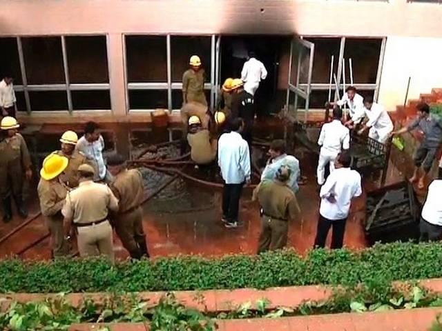 दिल्ली: गुजरात भवन में आग लगी delhi_gujarat_bhawan_got_fired