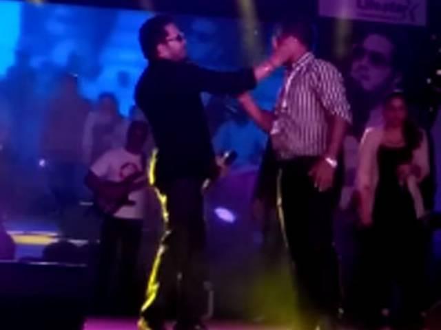 दिल्ली: शो के दौरान गायक मीका ने मंच पर मारा एक डॉक्टर को थप्पड़, केस दर्ज Singer Mika booked for slapping doctor at concert