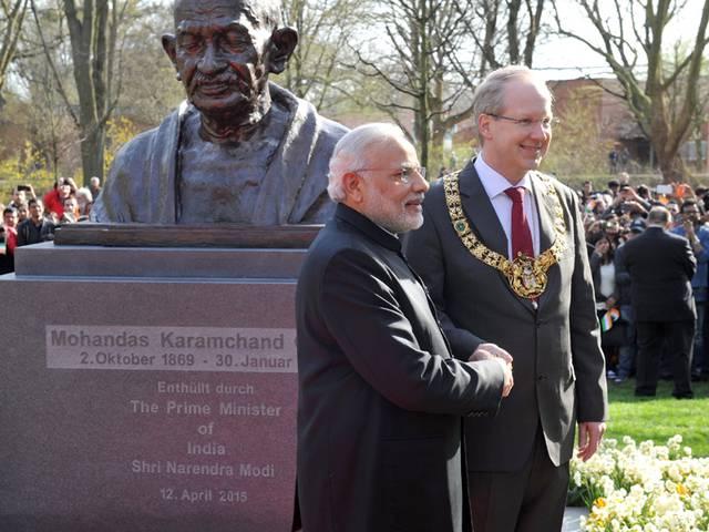 प्रधानमंत्री ने हनोवर में गांधी की प्रतिमा का अनावरण किया PM Modi unveils bust of Gandhi in German city of Hannover