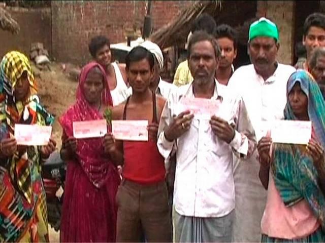 ABP News की खबर का असर: यूपी सरकार को आया होश, मुआवजे के नाम पर दिए गए 60 रुपये, 75 रुपये के चेक बदलने का फैसला farmers_check