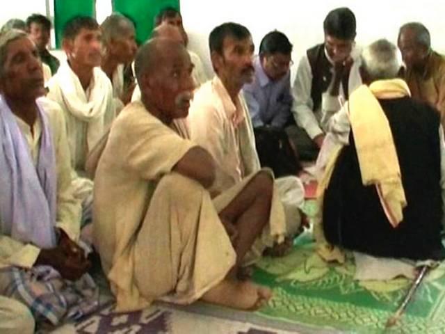 बुंदेलखंड के बांदा में भी तबाही का आलम, सरकार ने बांटे 750 रुपए के चेक farmers_check