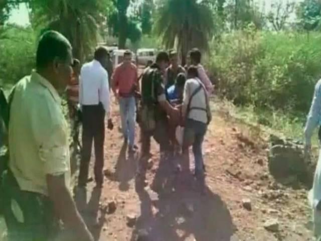 छत्तीसगढ़ में लगातार तीसरे दिन नक्सलियों का आतंक, 4 जवान शहीद, 7 घायल naxal attack in dantewada