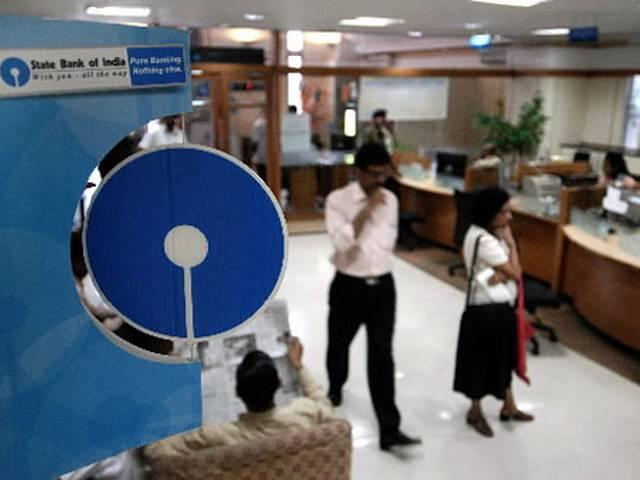 देश का सबसे बड़े बैंक SBI में 24,00 पीओ की भर्ती sbi is hiring employees