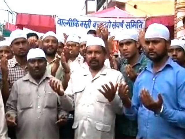 यूपी: रामपुर में वाल्मीकि समाज के लोगों ने बस्ती बचाने के लिए पहनी मुस्लिम टोपी Valmiki Basti demolition