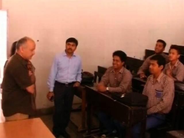 शिक्षा मंत्री सिसोदिया की छापेमारी में प्रिसिंपल सस्पेंड Manish Sisodia suspends school principal