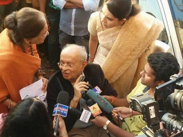मराठी फिल्म दिखाने के फरमान पर चूड़ासमा ने बनाया बैनर, मनसे ने दफ्तर में जाकर की तोड़फोड़ Marathi film screening row: Chudasma’s office ransacked