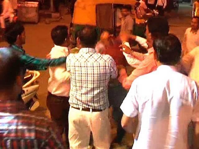 'आप' विधायक राखी बिडलान की बर्थडे पार्टी में जमकर हंगामा, विधायक ऋतुराज के विरोधी के पहुंचने पर हुई मारपीट delhi_aam_aadmi_party