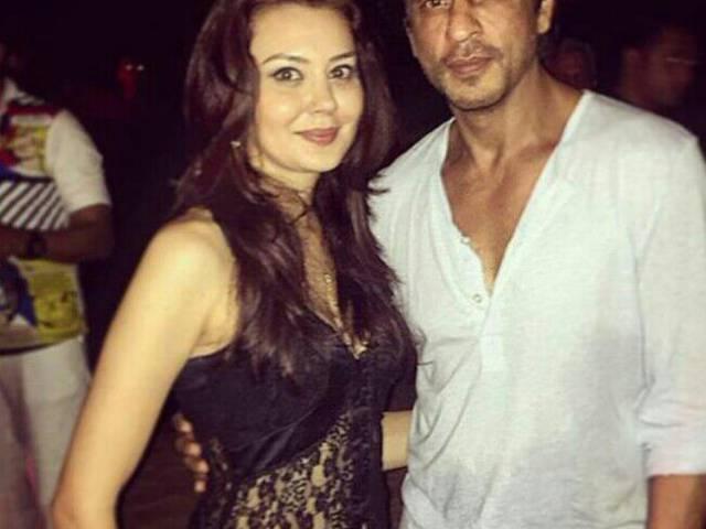 देखें: गोवा में गौरी के साथ अबराम की मस्ती Check out this rare picture of AbRam with GauriKhan