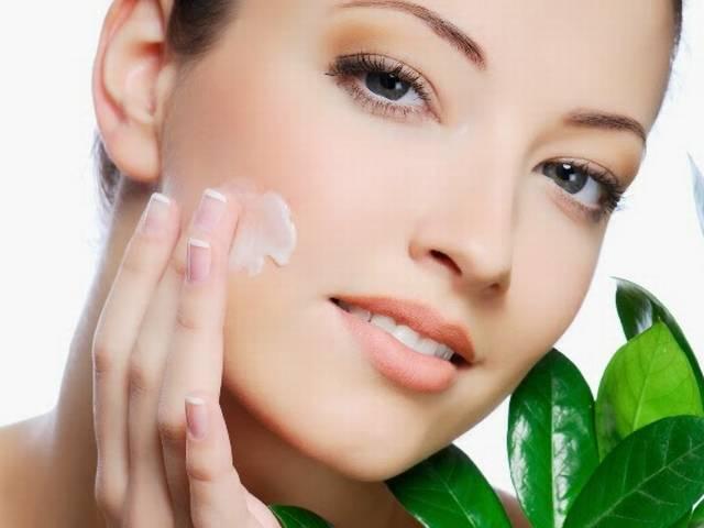 सुंदर दिखने की चाह में आपको हो सकता है लकवा! Toxic Botox escapes into our nervous system
