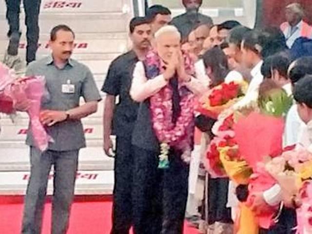 फ्रांस, जर्मनी और कनाडा की यात्रा के बाद दिल्ली लौटे पीएम मोदी, एयरपोर्ट के बाहर कार से उतरकर समर्थकों से हाथ मिलाया pm_modi_returns