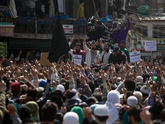कश्मीर : सुरक्षा बलों की गोलीबारी में 1 किशोर की मौत One Dead as Security Personnel Fire at Protesters in Narbal in Jammu and Kashmir
