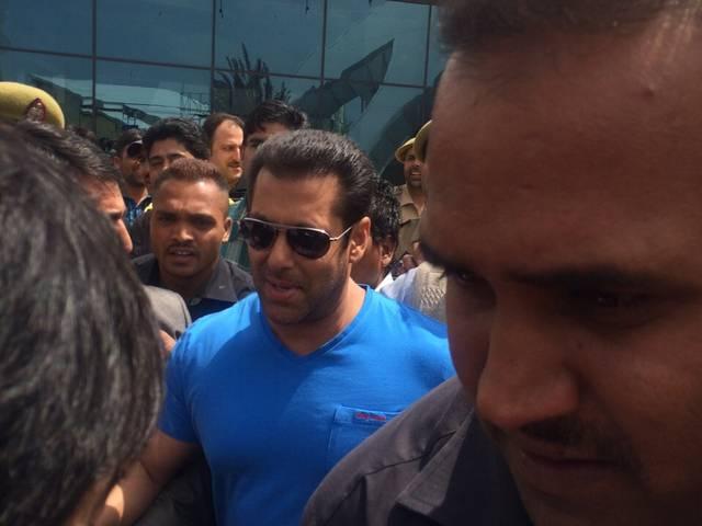 कश्मीर की खूबसूरत वादियों में शूटिंग के लिए पहुंचे 'बजरंगी भाईजान' Salman Khan shooting Bajrangi Bhaijaajan in kashmir