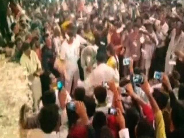 बीजेपी सांसद के सामने भागवत कथा में नोटों की बारिश bhagwat katha