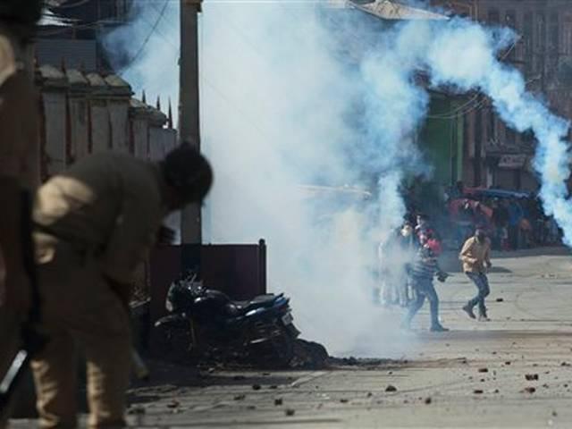 कश्मीर: सुरक्षा बलों ने लड़के को गोली मारी, दो पुलिसकर्मी गिरफ्तार KASHMIR