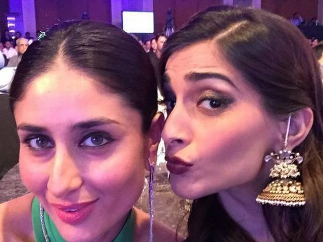 अर्जुन, करीना और सोनम कपूर की संडे सेल्फी! Kareena Kapoor, Sonam Kapoor and Arjun Kapoor pose for Sunday selfies