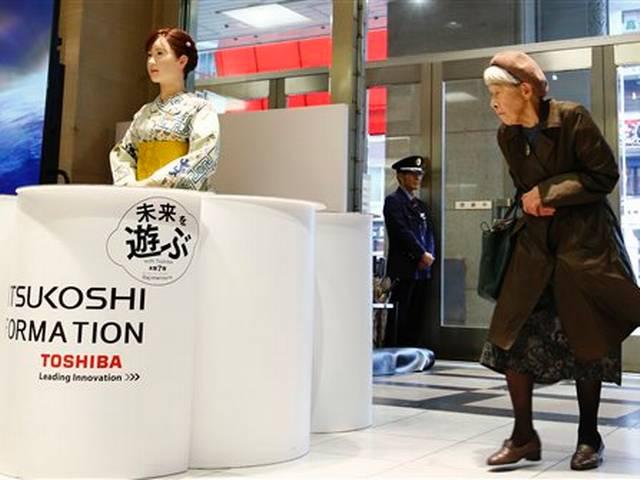 तोशिबा ने एंड्रॉयड रोबोट 'आईको' को रिसेप्शनिस्ट बनाया Toshiba installs customer service humanoid robot at Japanese department store