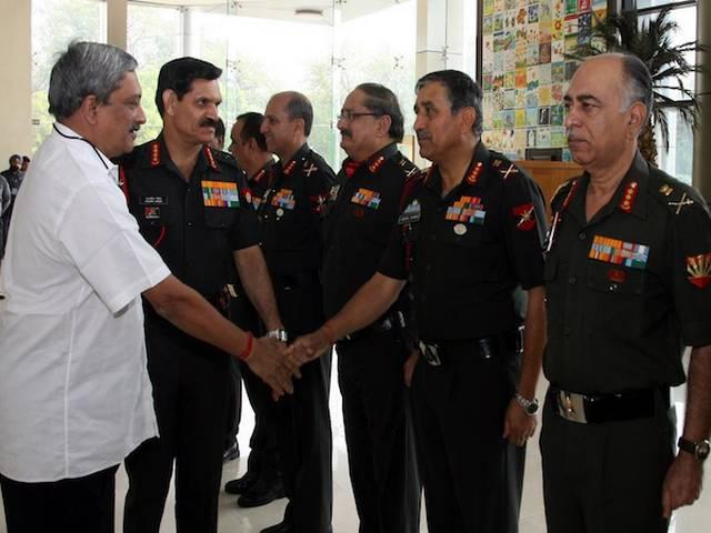 सरकार की शीर्ष प्राथमिकता में शामिल है वन रैक वन पेंशन: मनोहर पर्रिकर Delhi_Parrikar_Praises_Army