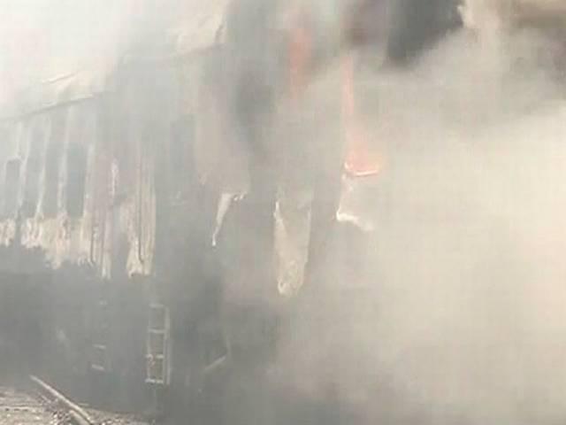 नई दिल्ली रेलवे स्टेशन पर दो राजधानी ट्रेनों में लगी आग, कोई हताहत नहीं Fire on 2 Rajdhani Express Trains at New Delhi Railway Station; No Casualties
