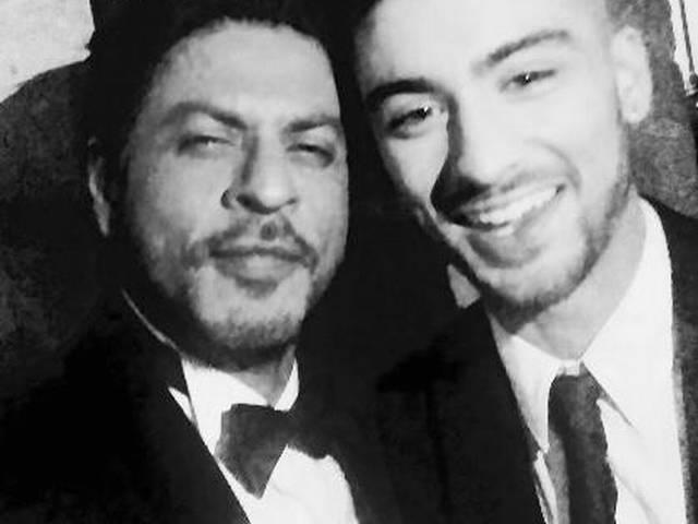 ट्विटर पर धूम मचा रही जाएन मलिक के साथ शाहरूख की सेल्फी zayn malik_shahrukh khan_selfie