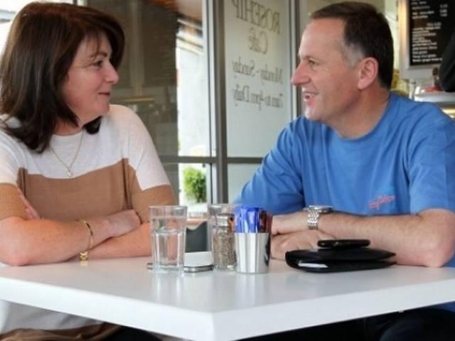वेट्रेस के बाल खींचने पर न्यूजीलैंड के प्रधानमंत्री जॉन की ने मांगी माफी New Zealand PM apologises over ponytail bullying claim