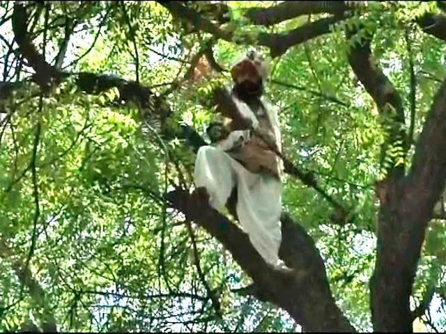 15 मिनट पेड़ पर रहे गजेंद्र की सांसे 1 मिनट में उखड़ गई farmer die