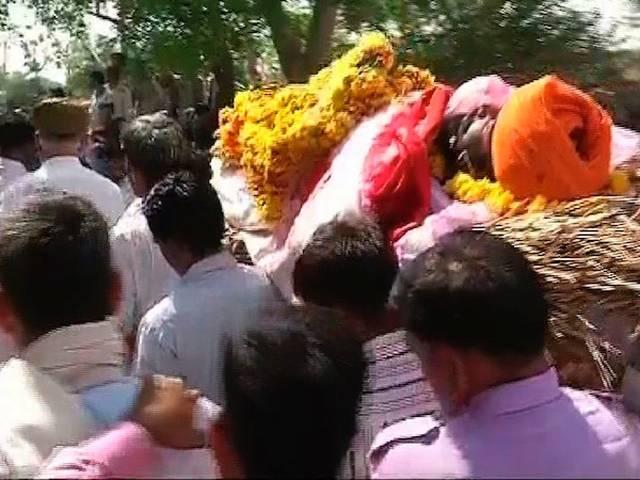 गजेंद्र खुदकुशी केस: गांव में हुआ अंतिम संस्कार, परिवार ने की CBI जांच की मांग aap_rally_gajendra_death_funeral