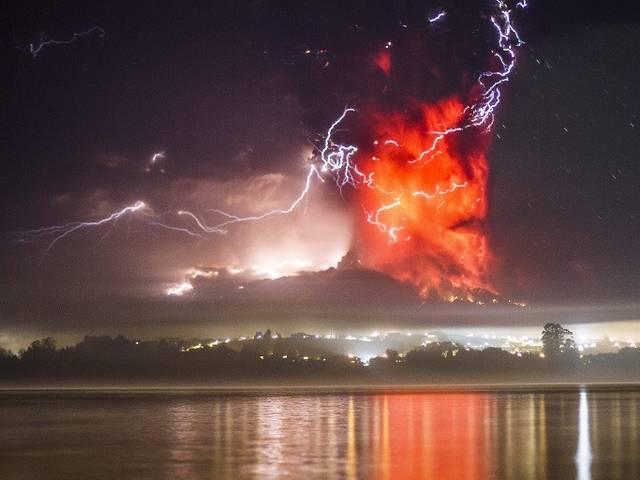 चिली में कैलबुको ज्वालामुखी फटा, आसपास के इलाके खाली कराए गए chile_volcano_erupts