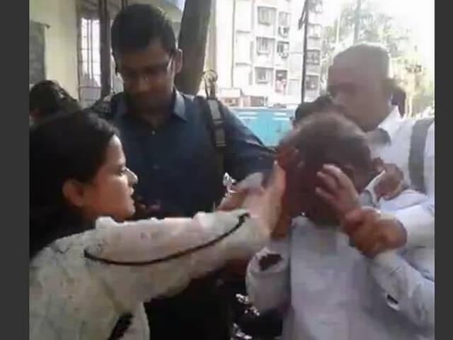 VIRAL VIDEO: जब फोटो खींचने वाले शख्स को लड़की ने जड़ा जोरदार तमाचा Mumbai girl slaps, kicks man for allegedly taking her pics on his mobile