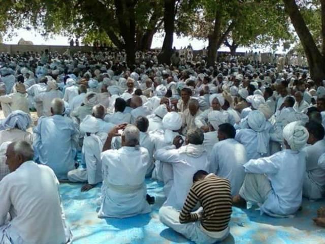 प्यार की सजा: प्रेमिका को 'घोड़ी' बना प्रेमी को बैठाकर घुमाया Love_Crime_