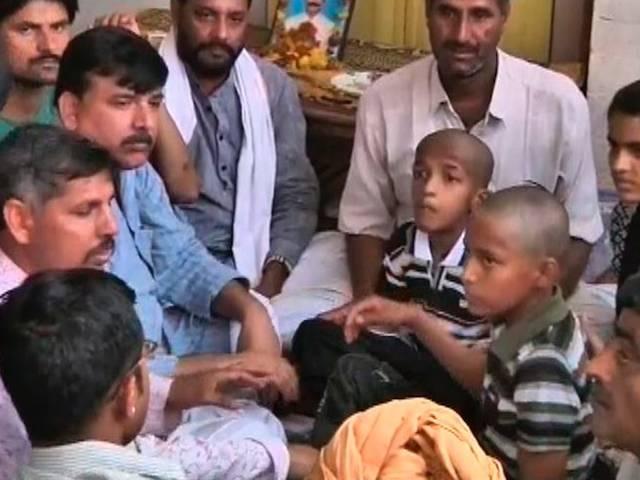 गजेंद्र सिंह के घर पहुंची आम आदमी पार्टी sanjay singh reach gajendra singh home
