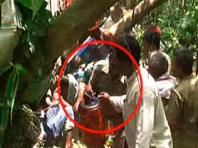 यूपी: गांव के साथ मिलकर पुलिस वालों ने लूटा पेट्रोल से भरा टैंकर petrol loot