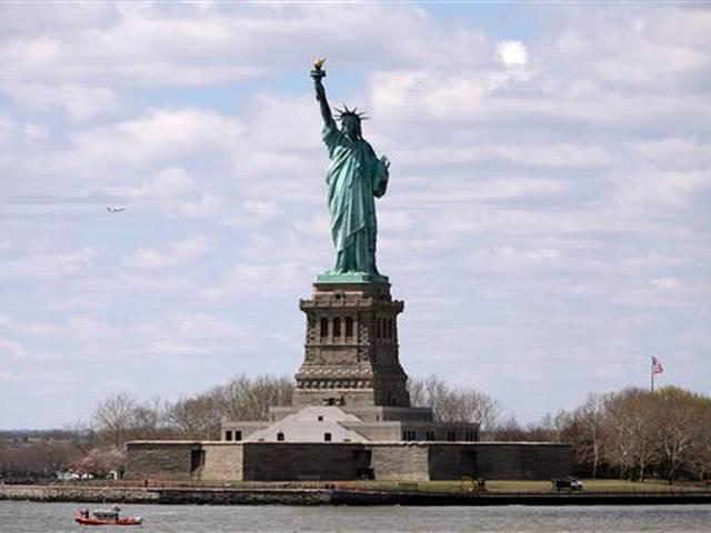 संदिग्ध पैकेट के चलते स्टेचू ऑफ लिबर्टी को खाली कराया गया Statue of Liberty evacuated over suspicious package